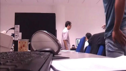 Singapore supervisor physically abusing intern, whose parents intervene